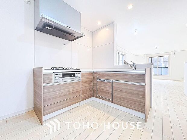 「対面キッチン」キッチンスペースは、ゆとりの広さを確保。開放的な対面式キッチンなので、ご家族との会話を楽しうことはもちろん、お子様を見守りながら家事時間を進められます。