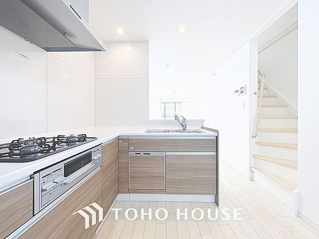 「家事時短の叶うキッチン◎」効率よくお料理ができる3口コンロ・食洗機・出し入れしやすいスライド収納を完備したシステムキッチン。確かな機能性を実感頂けます。