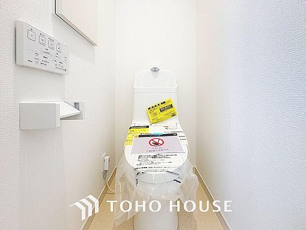 「温水洗浄便座付きトイレ」トイレは快適な温水洗浄便座付です。清潔感のあるホワイトで統一しました。いつも清潔な空間であって頂けるよう配慮された造りです。