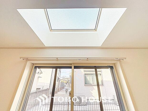 「天窓」天窓は、壁面の窓に比べて3倍の採光効果がありますので、日光に当たることで体内時計が整い、体調を整えてくれる効果も期待できます。。