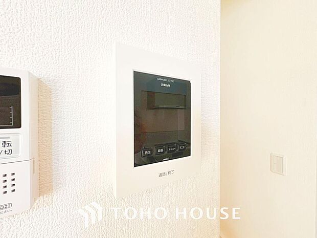 「見える安心」をカタチにしました。誰が来てもわかる様にモニター付きインターホンを設置。家事導線を考慮した個所に設置し、防犯性と利便性に優れ快適と安らぎを合わせた優しい設計。