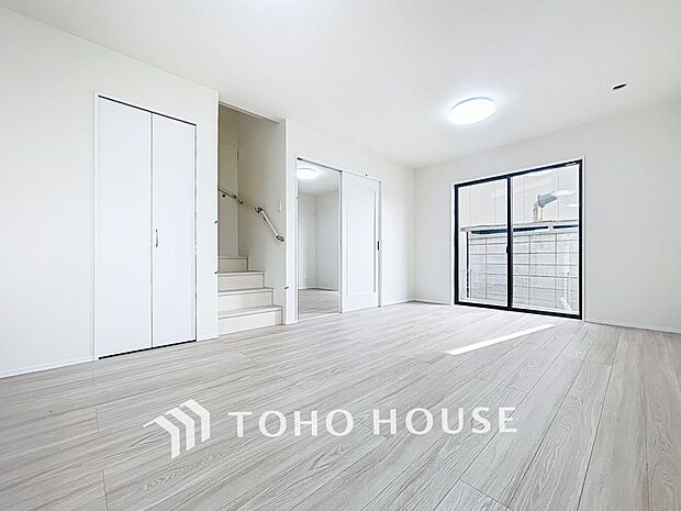 リビングも広く設け、訪れる人々を暖かく迎えてくれます。