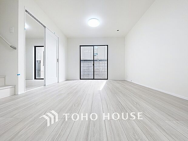 光が注がれる青い空から鮮やかに赤色にゆっくりと染まる。そんな優しい時間がここでは流れてゆく。