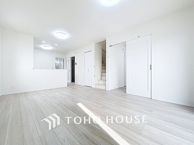 作り手の「気持ちの良いリビングでお過ごししていただきたい」という思いを感じさせます。