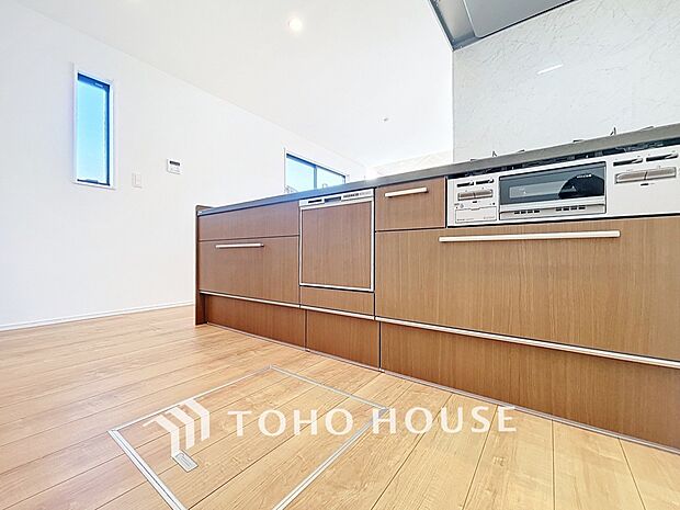 ご家族みんなで調理ができる位のスペースを実現したキッチン空間となっております。