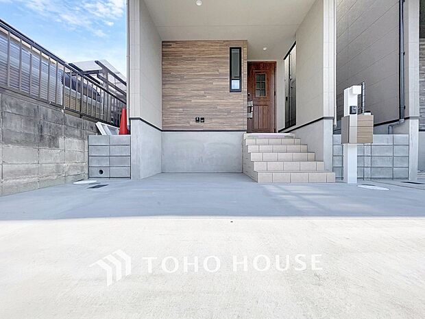 ゆったりとした駐車スペースを確保いたしましたので、大きめのお車でも駐車可能です。