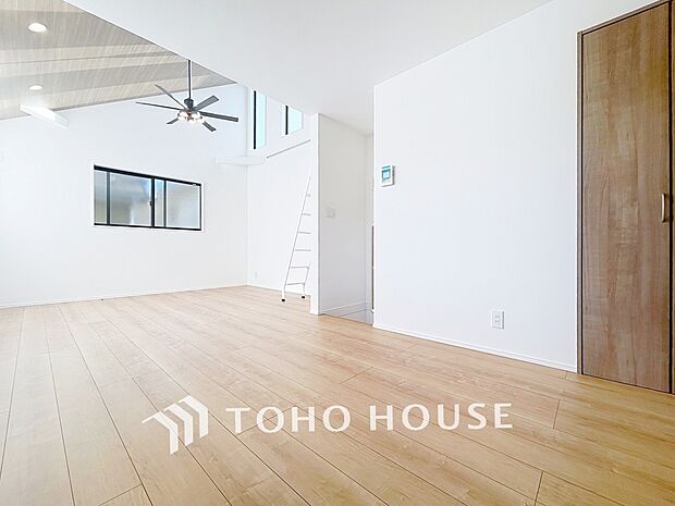 光が注がれる青い空から鮮やかに赤色にゆっくりと染まる。そんな優しい時間がここでは流れてゆく。