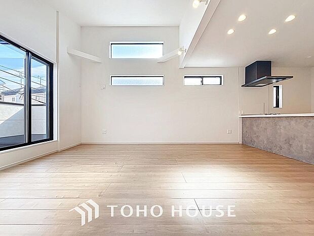 「ナチュラルテイスト×ダウンライト」天井に埋込タイプのダウンライトは、室内を広く感じさせ、お部屋を柔らかく照らし、上品な雰囲気を造ります。