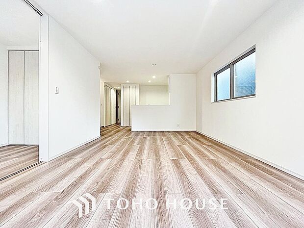 「穏やかな時が流れる癒しの空間」穏やかな光が明るくリビングルームを包みます。心地よい空間が、ご家族のかけがえのない時間に優しく寄り添います。