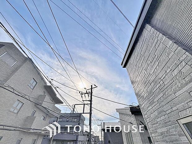 「穏やかな街並みの眺望」穏やかな街並みを一望しながら、爽やかな風と柔らかく降り注ぐ陽光を感じて頂けます。心地良い開放感が暮らしにゆとりと充足感をもたらします。