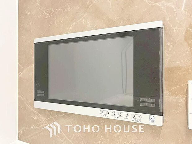 浴室には16型のTVを設置。ゆったりと湯船につかりながらお好みの番組を鑑賞でき、一人の空間を満喫していただけます。ゆとりある入浴で、血行促進やリラクゼーション効果が期待できそうですね。