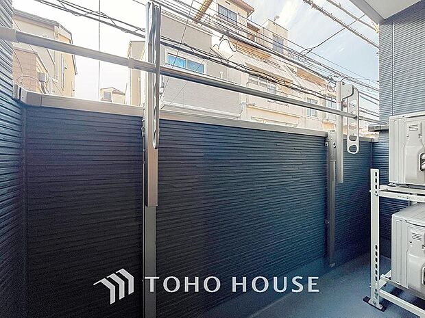 「開放感感じるバルコニー」頬をなでる優しい風を感じることが出来るバルコニー。つい深呼吸をしたくなる気持ちの良い眺望はこのお部屋の自慢です。