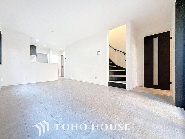 「家族団欒の寛ぎ空間」家族の会話や笑顔が行き交うリビングで、大きなソファやダイニングテーブルでゆったり食事をしたりくつろぎたい。そんな夢が叶えられる空間です。