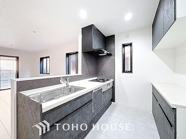 「対面式キッチン仕様」キッチンスペースは、ゆとりの広さを確保。開放的な対面式キッチンなので、ご家族との会話を楽しうことはもちろん、お子様を見守りながら家事時間を進められます。