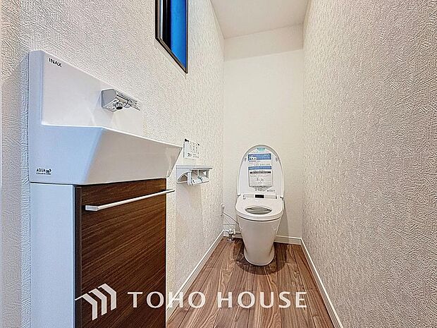 「温水洗浄便座付きトイレ」トイレは快適な温水洗浄便座付です。清潔感のあるホワイトで統一しました。いつも清潔な空間であって頂けるよう配慮された造りです。