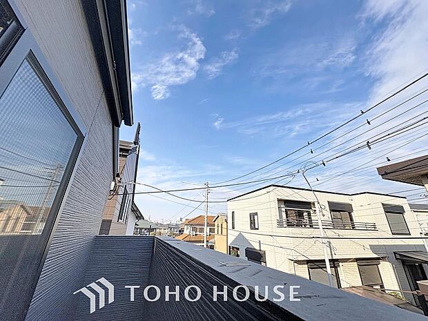 「穏やかな街並みの眺望」穏やかな街並みを一望しながら、爽やかな風と柔らかく降り注ぐ陽光を感じて頂けます。心地良い開放感が暮らしにゆとりと充足感をもたらします。