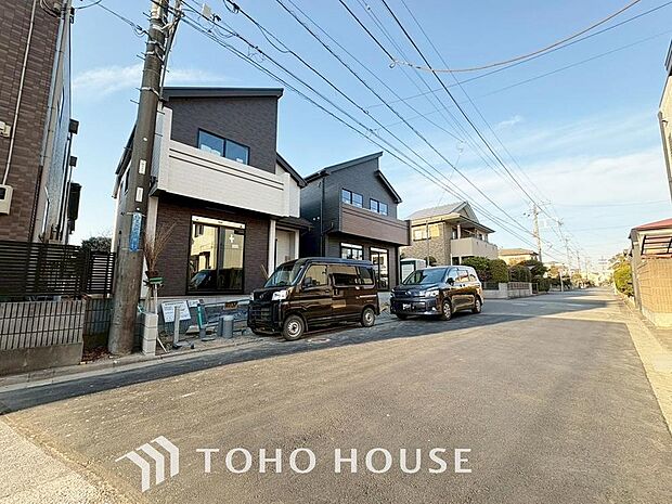 「前面道路含む外観」光り溢れる爽やかなお家。閑静な住宅地につき静かで穏やか採光窓が多く風通しも良好です。