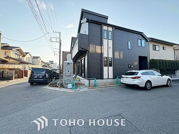 「前面道路含む外観」チュラルな色使いとスタイリッシュなフォルムで存在感を漂わせる街並み。都会的な外観と、雰囲気のある街並みがマッチし、新生活の情景を生み出します。