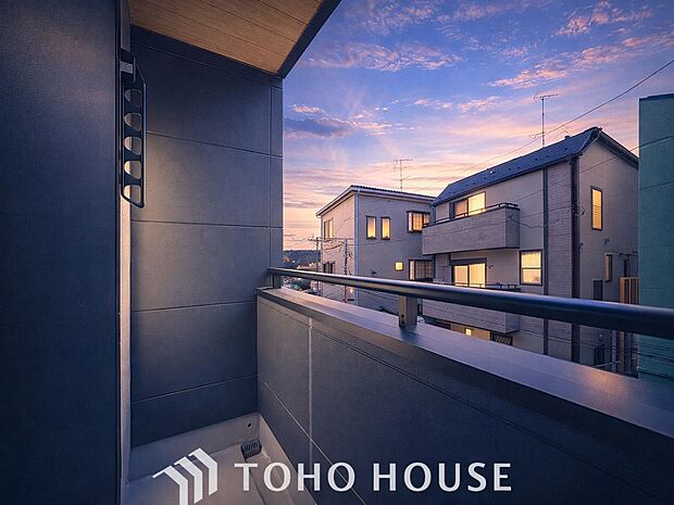 その豊かな眺望にふさわしい空間には、通風・採光にも優れ、心地よい光と風があふれています。