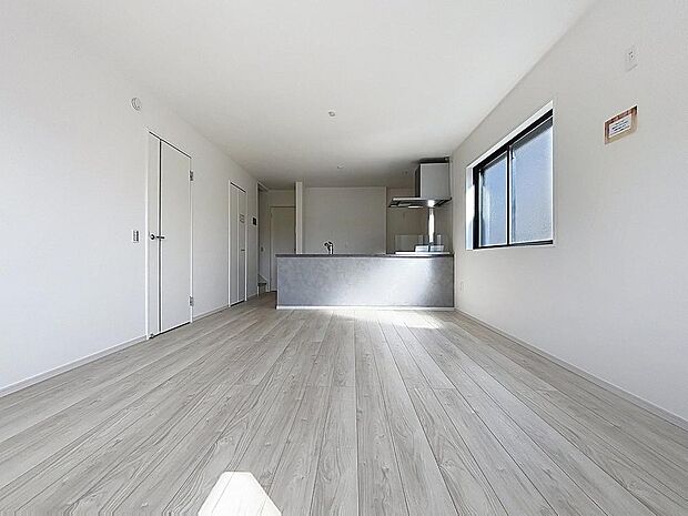 「床暖房完備。LDK」LDK一部には、床暖房があります。エアコンとは違いホコリが舞わないので、小さなお子様やペットと暮らしているご家庭にもおすすめです。