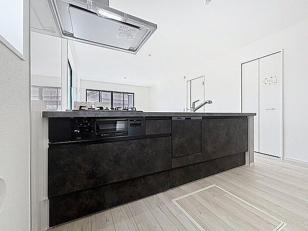 「家事時短の叶うキッチン◎」効率よくお料理ができる3口コンロ・食洗機・出し入れしやすいスライド収納を完備したシステムキッチン。確かな機能性を実感頂けます。