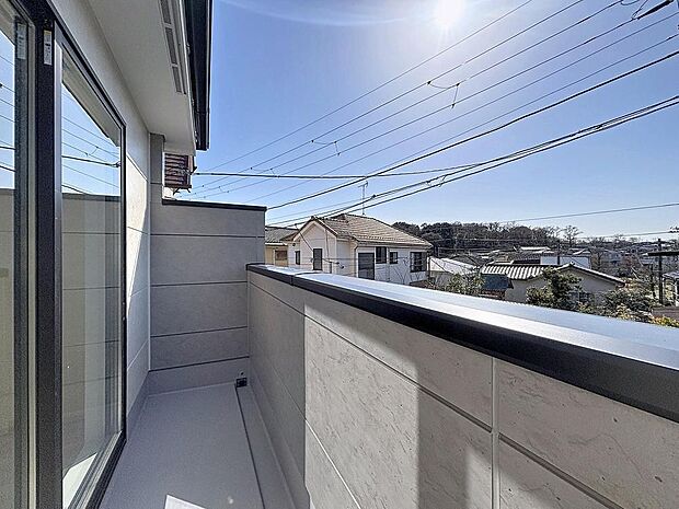 「開放感感じるバルコニー」頬をなでる優しい風を感じることが出来るバルコニー。つい深呼吸をしたくなる気持ちの良い眺望はこのお部屋の自慢です。