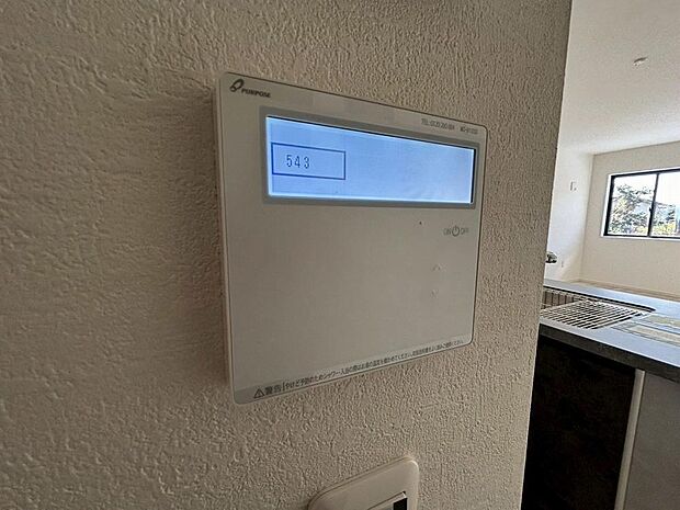 お風呂場と台所に操作リモコンがあり、キッチン近くにある給湯リモコンは、お料理の最中でもリビングで寛いでいるなかでもボタン一つで簡単に沸かせて便利ですね。