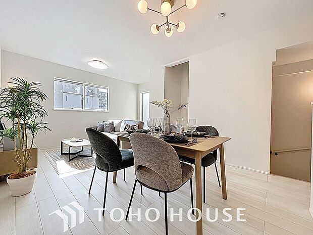 「15.2帖。ゆとりのLDK」広々約15帖のLDK。家族団らんの場やソファーでゆっくりとくつろぐスペースにオススメです。