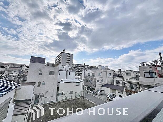 「穏やかな街並みの眺望」穏やかな街並みを一望しながら、爽やかな風と柔らかく降り注ぐ陽光を感じて頂けます。心地良い開放感が暮らしにゆとりと充足感をもたらします。