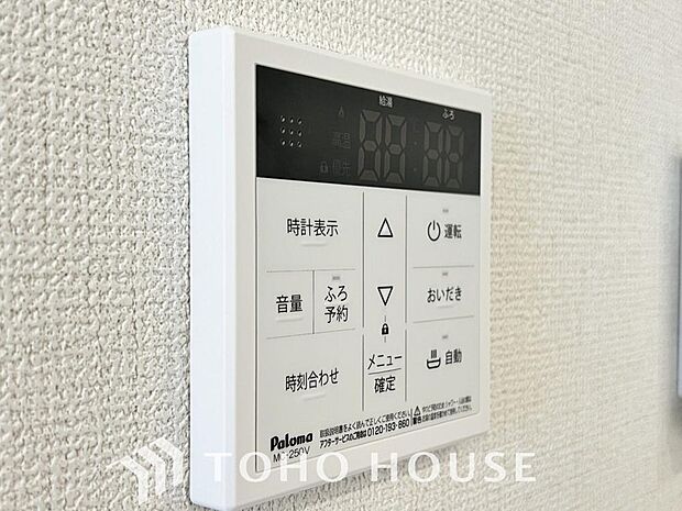 お風呂場と台所に操作リモコンがあり、キッチン近くにある給湯リモコンは、お料理の最中でもリビングで寛いでいるなかでもボタン一つで簡単に沸かせて便利ですね。