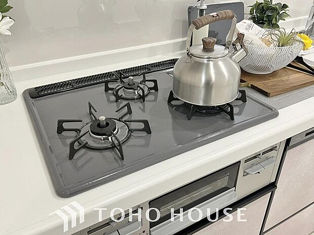 毎日料理をする、料理が好き、家族が多くて量を作る必要がある、等の方々にとっては必須の3口コンロ。同時進行で効率アップはもちろん鍋を移動する回数が減り、無駄な動きを軽減することが出来ます。