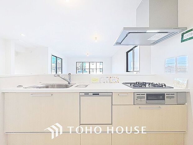 キッチンの収納は、デッドスペースになりやすい箇所を有効活用できる、スライド式収納を採用しました。