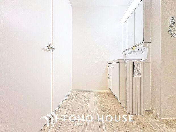 身だしなみのチェックがしやすい大きな鏡、下には収納がたっぷり。スッキリとした空間を演出いたします。