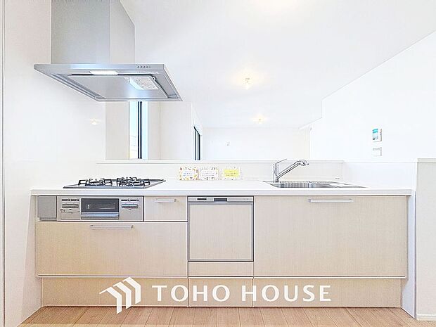 キッチンの収納は、デッドスペースになりやすい箇所を有効活用できる、スライド式収納を採用しました。