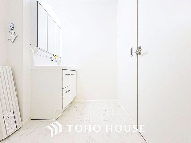 身だしなみのチェックがしやすい大きな鏡、下には収納がたっぷり。スッキリとした空間を演出いたします。