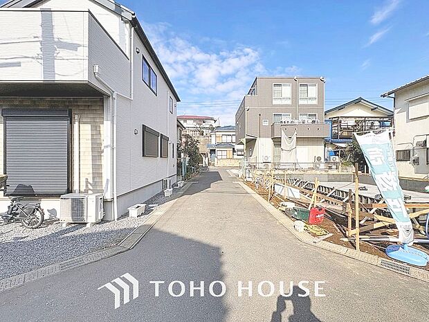 街並みの風景に包み込まれながら、瀟洒な印象も湛えて佇みます。