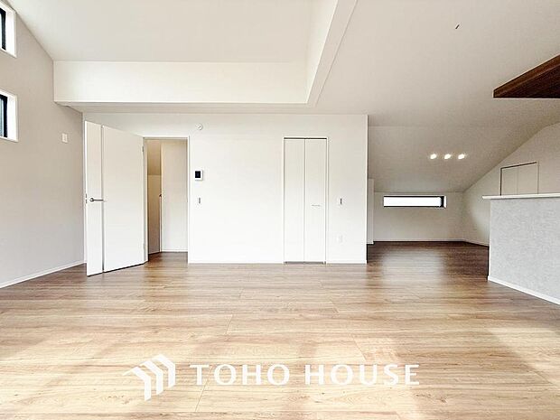 「優しい雰囲気の内装。」「ホワイトクロス×メイプルカラーのフローリング」は、シンプルながらも幅広いインテリアにマッチします。