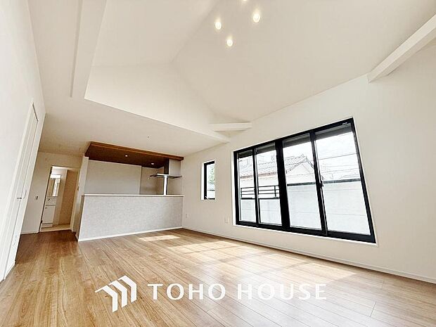 「バルコニーに面したリビング。」穏やかな光が明るくリビングルームを包みます。心地よい空間が、ご家族のかけがえのない時間に優しく寄り添います。