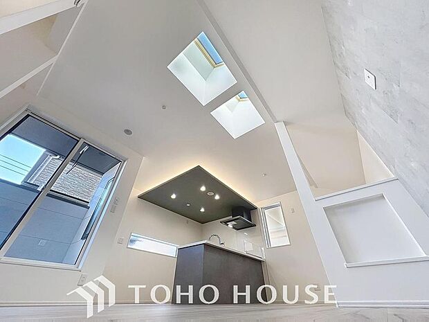 「開放感もあります。」穏やかな光が明るくリビングルームを包みます。心地よい空間が、ご家族のかけがえのない時間に優しく寄り添います。