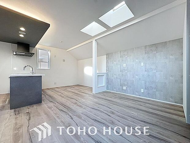 「スタイリッシュなこだわりある内装。」家族の暮らしに思いを馳せて、日常のワンシーンを表現した空間。シンプルな機能美とスマートな空間美。家族みんなが自然体で過ごせる心地良さ生み出しています。