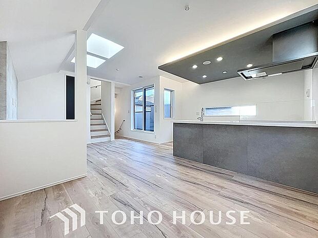 「コミュニケーションツールにもなるリビング階段。」LDKでは家族が集まり一緒の時間を過ごせる工夫がされております。何気ない一日の当たり前のひとコマがいつか一生の宝物になります。