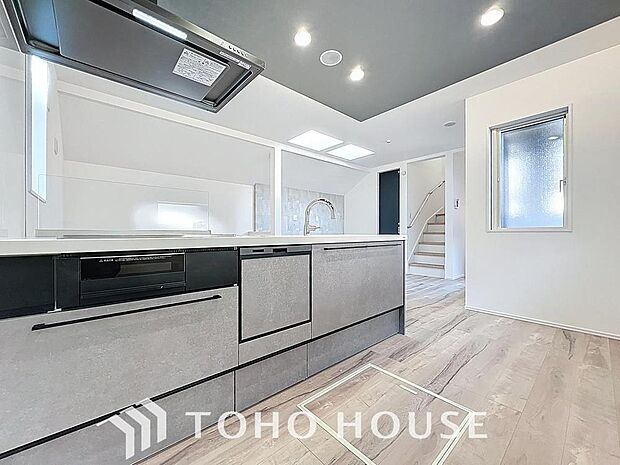 「安心感ある対面キッチン。」作業スペースを多くとった対面キッチン。夫婦そろってキッチンに立っても調理がしやすくゆとりある広さ。食器類もすっきりと片付く収納力が期待できます。家事をしながら会話も弾みま