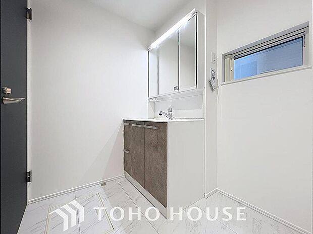 「洗面室」毎日の身だしなみチェックに欠かせない洗面室は、清潔感ある空間です。