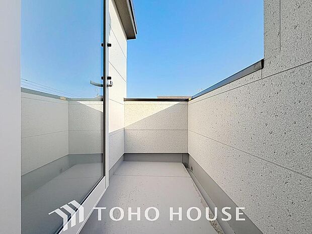 「南西向きバルコニー」頬をなでる優しい風を感じることが出来るバルコニー。つい深呼吸をしたくなる気持ちの良い眺望はこのお部屋の自慢です。