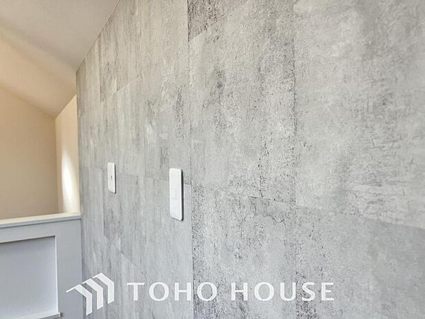 「お洒落なアクセントクロスを採用。」お部屋のポテンシャルを最大限引き出すようコーディネートされた壁紙です。ナチュラルで落ち着いた雰囲気ながら、おしゃれな空間に仕上がったお部屋です。