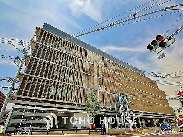 市川市役所仮本庁舎まで約352m。