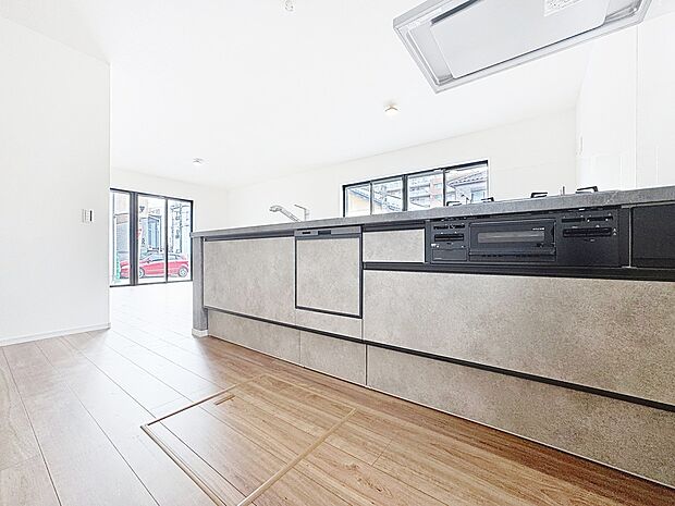 キッチンの収納は、デッドスペースになりやすい箇所を有効活用できる、スライド式収納を採用しました。