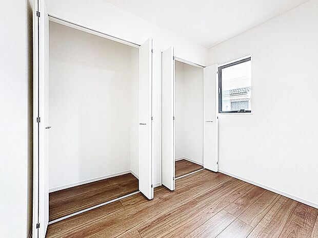 奥行きあるクローゼットを採用。衣装ケースや、掃除機といった物を収納できるような造りになっております。