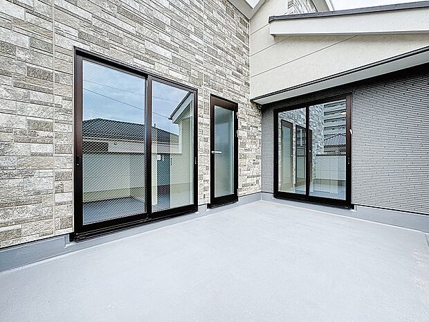 夜空の煌めきや、室内への通風や採光へ一役。ガーデニング等も充分に楽しめる広さを確保しております。