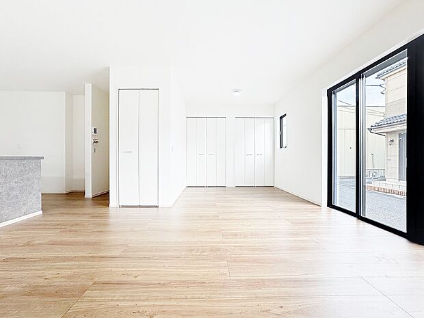 リビングも広く設け、訪れる人々を暖かく迎えてくれます。